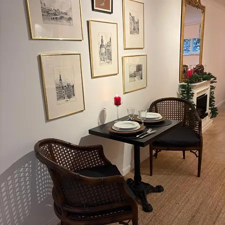 Catherine De Savoie, Rez Cosy Et Elegant Avec Cour Interieure